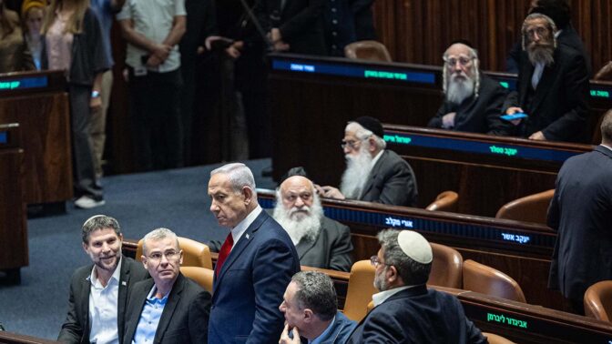 רה"מ הנאשם בנימין נתניהו, שרים וחברי כנסת, בדיון על ההצעה להחיל ריבונות על יהודה, שומרון ובקעת הירדן, מליאת הכנסת, 23.7.25 (צילום: יונתן זינדל) רה"מ הנאשם בנימין נתניהו, שרים וחברי כנסת, בדיון על ההצעה להחיל ריבונות על יהודה, שומרון ובקעת הירדן, מליאת הכנסת, 23.7.25 (צילום: יונתן זינדל)