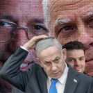 רה"מ הנאשם בנימין נתניהו, מאחור: יצחק מירילשוילי, הבעלים המוצהר של ערוץ 14. ברקע: מו"ל "ידיעות אחרונות" הנאשם ארנון (נוני) מוזס (מימין) ומו"ל קבוצת ה"פוסט" אלי עזור (צילומים מקוריים: פלאש90, רונן גולדמן, רשיון CC BY-SA 3.0) רה"מ הנאשם בנימין נתניהו, מאחור: יצחק מירילשוילי, הבעלים המוצהר של ערוץ 14. ברקע: מו"ל "ידיעות אחרונות" הנאשם ארנון (נוני) מוזס (מימין) ומו"ל קבוצת ה"פוסט" אלי עזור (צילומים מקוריים: פלאש90, רונן גולדמן, רשיון CC BY-SA 3.0)