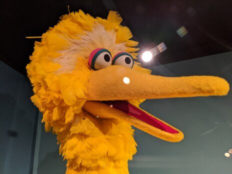 בובת הציפור "Big Bird" של תוכנית הטלוויזיה האמריקאית "רחוב סומסום", של השידור הציבורי (צילום: HaeB, רשיון CC 0.4)