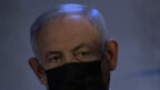 נתניהו עוטה מסיכה (צילום מקורי: תומר נויברג)
