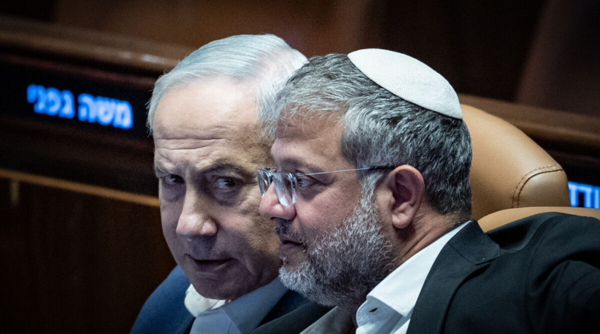 השר לביטחון פנים איתמר בן גביר (מימין) ורה"מ הנאשם בנימין נתניהו (צילום: פלאש90) השר לביטחון פנים איתמר בן גביר (מימין) ורה"מ הנאשם בנימין נתניהו (צילום: פלאש90)