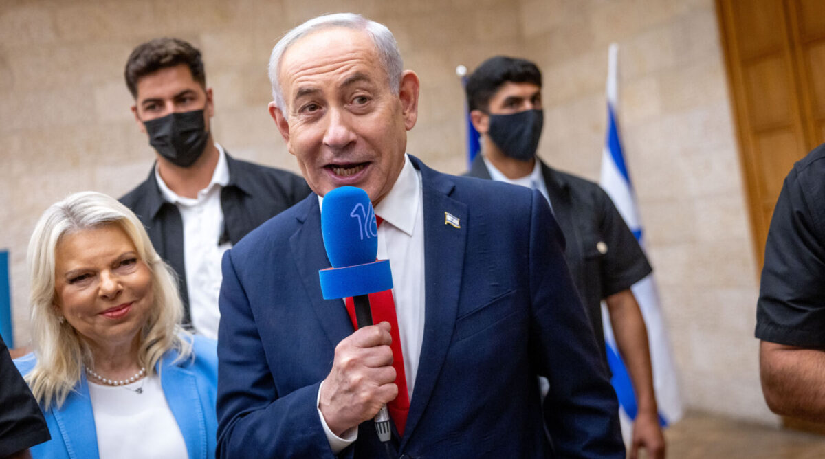 רה"מ הנאשם בנימין נתניהו עם אשתו שרה, לפני ההצבעה בבחירות המקדימות בליכוד, ירושלים, 17.8.26 (צילום: חיים גולדברג) רה"מ הנאשם בנימין נתניהו עם אשתו שרה, לפני ההצבעה בבחירות המקדימות בליכוד, ירושלים, 17.8.26 (צילום: חיים גולדברג)