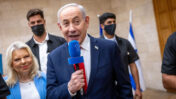 רה"מ הנאשם בנימין נתניהו עם אשתו שרה, לפני ההצבעה בבחירות המקדימות בליכוד, ירושלים, 17.8.26 (צילום: חיים גולדברג)