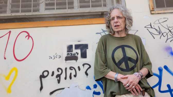 ציפה קמפינסקי על רקע כתובות גרפיטי מהסוג שתיעדה בספרה "הכתובת הייתה". פלורנטין, 18.8.2026 (צילום: איתמר ב"ז) ציפה קמפינסקי על רקע כתובות גרפיטי מהסוג שתיעדה בספרה "הכתובת הייתה". פלורנטין, 18.8.2026 (צילום: איתמר ב"ז)