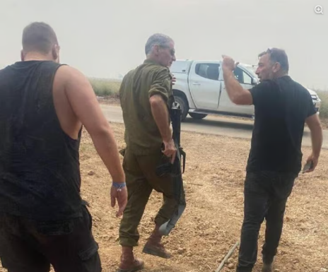 יאיר גולן בדרום הארץ, לשם הגיע כדי לסייע לכוחות הביטחון מיד אחרי מתקפת חמאס ב-7.10.23 יאיר גולן בדרום הארץ, לשם הגיע כדי לסייע לכוחות הביטחון מיד אחרי מתקפת חמאס ב-7.10.23