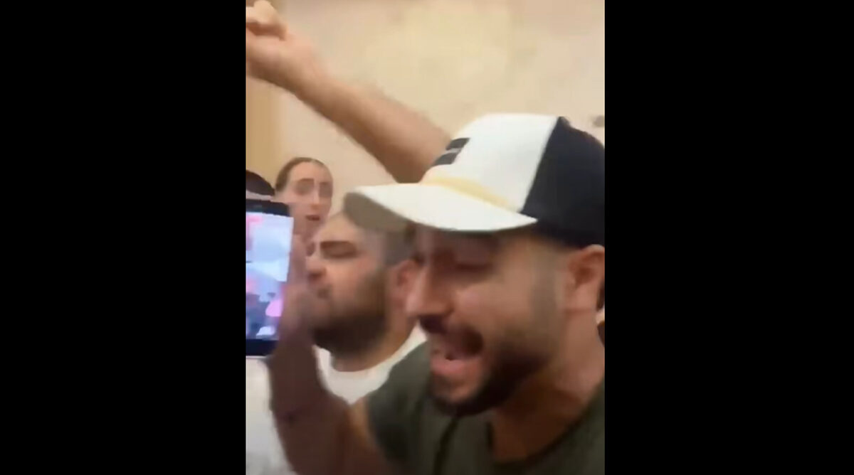העבריין מרדכי דוד, בן חסות של שרים ממפלגות עוצמה-יהודית והליכוד, באירוע בו נזרקו חפצים לעבר ראש הממשלה לשעבר נפתלי בנט, 24.9.26 (צילום מסך מחשבון הפייסבוק של בנט) העבריין מרדכי דוד, בן חסות של שרים ממפלגות עוצמה-יהודית והליכוד, באירוע בו נזרקו חפצים לעבר ראש הממשלה לשעבר נפתלי בנט, 24.9.26 (צילום מסך מחשבון הפייסבוק של בנט)