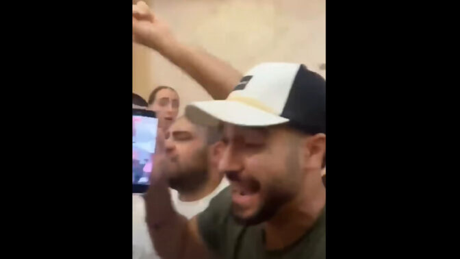 העבריין מרדכי דוד, בן חסות של שרים ממפלגות עוצמה-יהודית והליכוד, באירוע בו נזרקו חפצים לעבר ראש הממשלה לשעבר נפתלי בנט, 24.9.26 (צילום מסך מחשבון הפייסבוק של בנט) העבריין מרדכי דוד, בן חסות של שרים ממפלגות עוצמה-יהודית והליכוד, באירוע בו נזרקו חפצים לעבר ראש הממשלה לשעבר נפתלי בנט, 24.9.26 (צילום מסך מחשבון הפייסבוק של בנט)