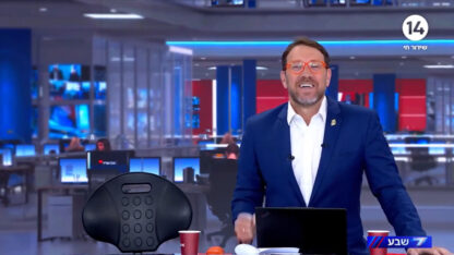 שדרן ערוץ 14 יהודה שלזינגר, צילום מסך שדרן ערוץ 14 יהודה שלזינגר, צילום מסך