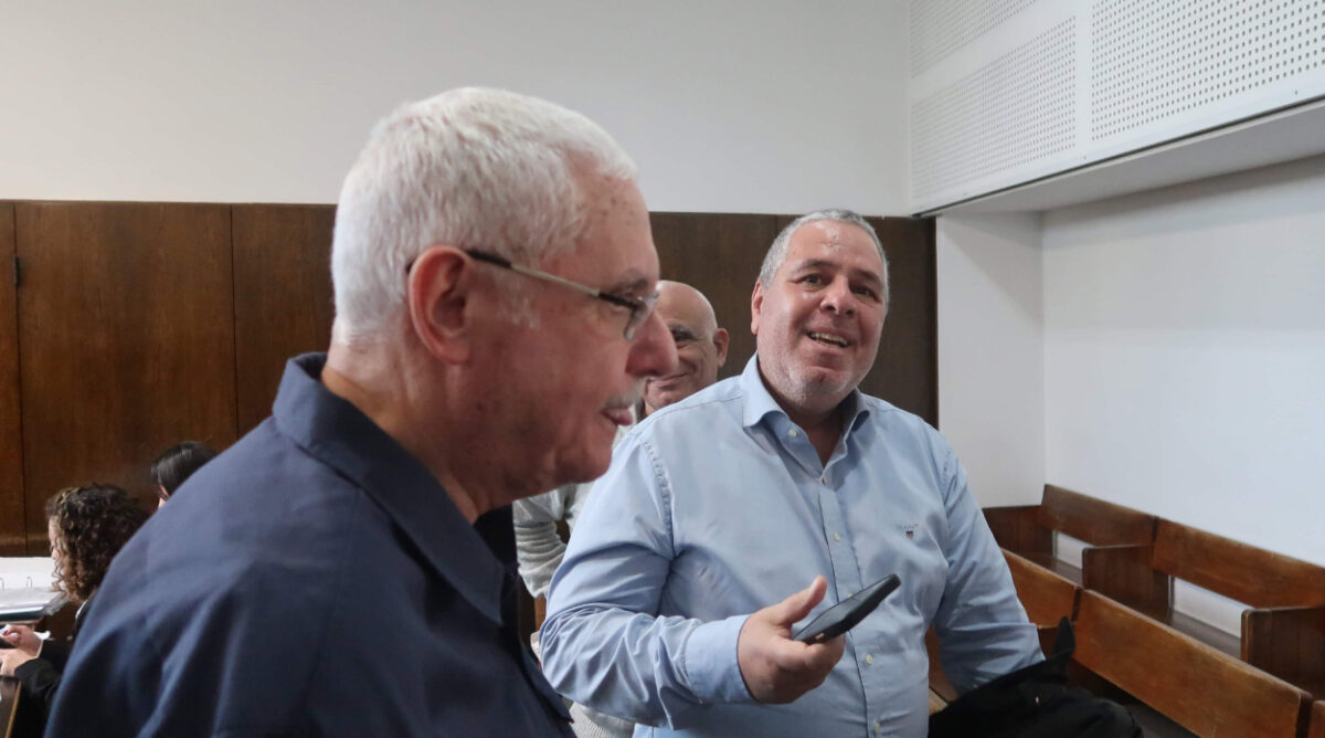 אלי ציפורי (מימין) ואבי וייס, לפני דיון בהליך שבו הם מואשמים בהטרדת העדה הדס קליין, 21.1.2025 (צילום: אורן פרסיקו)
