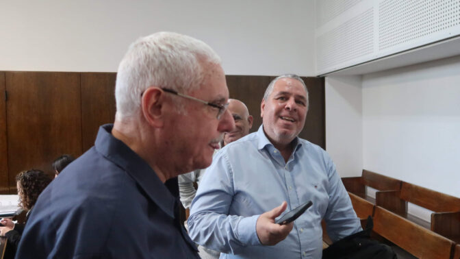 אלי ציפורי (מימין) ואבי וייס, לפני דיון בהליך שבו הם מואשמים בהטרדת העדה הדס קליין, 21.1.2025 (צילום: אורן פרסיקו) אלי ציפורי (מימין) ואבי וייס, לפני דיון בהליך שבו הם מואשמים בהטרדת העדה הדס קליין, 21.1.2025 (צילום: אורן פרסיקו)