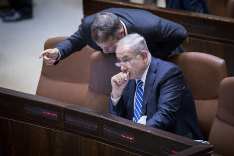 יואב קיש לוחש באוזנו של ראש הממשלה, בנימין נתניהו. מליאת הכנסת, אפריל 2017 (צילום: יונתן זינדל) יואב קיש לוחש באוזנו של ראש הממשלה, בנימין נתניהו. מליאת הכנסת, אפריל 2017 (צילום: יונתן זינדל)