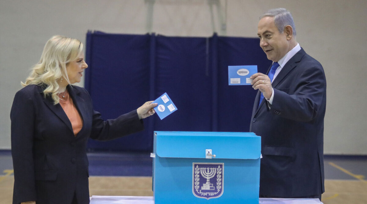 ראש הממשלה בנימין נתניהו ורעייתו שרה נתניהו מצביעים בקלפי בירושלים. 2.3.2020 (צילום: מארק ישראל סלם)