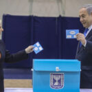 ראש הממשלה בנימין נתניהו ורעייתו שרה נתניהו מצביעים בקלפי בירושלים. 2.3.2020 (צילום: מארק ישראל סלם) ראש הממשלה בנימין נתניהו ורעייתו שרה נתניהו מצביעים בקלפי בירושלים. 2.3.2020 (צילום: מארק ישראל סלם)