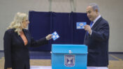 ראש הממשלה בנימין נתניהו ורעייתו שרה נתניהו מצביעים בקלפי בירושלים. 2.3.2020 (צילום: מארק ישראל סלם)