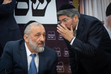 דובר ש"ס ועורך המשנה של "הדרך" אשר מדינה (מימין) עם יו"ר ש"ס אריה דרעי, 23.1.23 (צילום: יונתן זינדל) דובר ש"ס ועורך המשנה של "הדרך" אשר מדינה (מימין) עם יו"ר ש"ס אריה דרעי, 23.1.23 (צילום: יונתן זינדל)