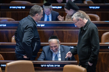 אריה דרעי עם שרי הליכוד יריב לוין וישראל כץ. מליאת הכנסת, 2024 (צילום: חיים גולדברג)