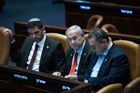 מימין: שר הביטחון ישראל כ"ץ, רה"מ הנאשם בנימין נתניהו, שר התקשורת שלמה קרעי, מליאת הכנסת, 28.5.25 (צילום: יונתן זינדל)