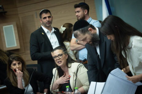 ח"כ גלית דיסטל-אטבריאן בדיון של הוועדה שהוקמה לשם עברת "חוק השידורים". משקיף מאחוריה: שר התקשורת שלמה קרעי. הכנסת, מאי 2026 (צילום: יונתן זינדל) ח"כ גלית דיסטל-אטבריאן בדיון של הוועדה שהוקמה לשם עברת "חוק השידורים". משקיף מאחוריה: שר התקשורת שלמה קרעי. הכנסת, מאי 2026 (צילום: יונתן זינדל)