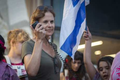 שקמה ברסלר, הפגנה נגד ממשלת נתניהו, חיפה, 27.6.26 (צילום: שרון לייבל) שקמה ברסלר, הפגנה נגד ממשלת נתניהו, חיפה, 27.6.26 (צילום: שרון לייבל)
