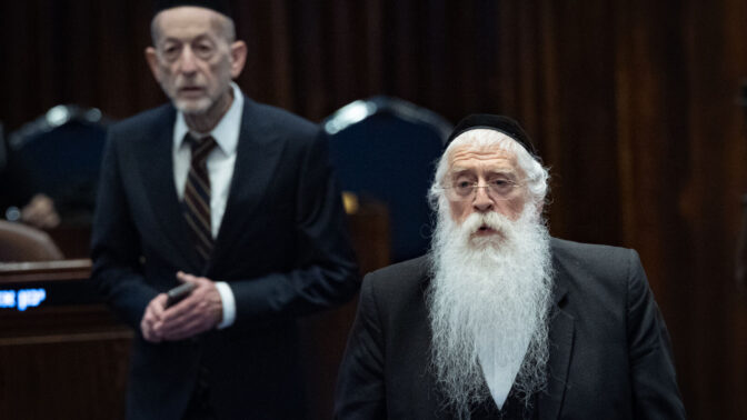 חברי הכנסת החרדים מאיר פרוש (מימין) ואורי מקלב, מליאת הכנסת (צילום: יונתן זינדל) חברי הכנסת החרדים מאיר פרוש (מימין) ואורי מקלב, מליאת הכנסת (צילום: יונתן זינדל)