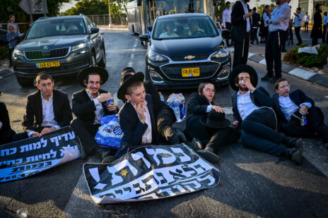 חרדים מפגינים נגד גיוס לצה"ל, כביש 4, 8.8.26 (צילום: אבשלום ששוני) חרדים מפגינים נגד גיוס לצה"ל, כביש 4, 8.8.26 (צילום: אבשלום ששוני)
