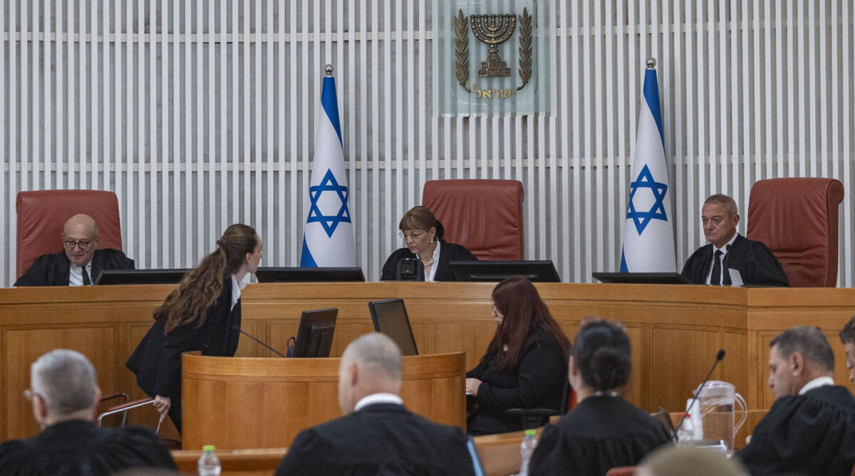 שופטי העליון חאלד כבוב, יעל וילנר ואלכס שטיין, בדיון על עתירת הליכוד נגד האיסור על מעקב אחרי מצביעים בקלפי, 2.9.26 (צילום: יונתן זינדל) שופטי העליון חאלד כבוב, יעל וילנר ואלכס שטיין, בדיון על עתירת הליכוד נגד האיסור על מעקב אחרי מצביעים בקלפי, 2.9.26 (צילום: יונתן זינדל)