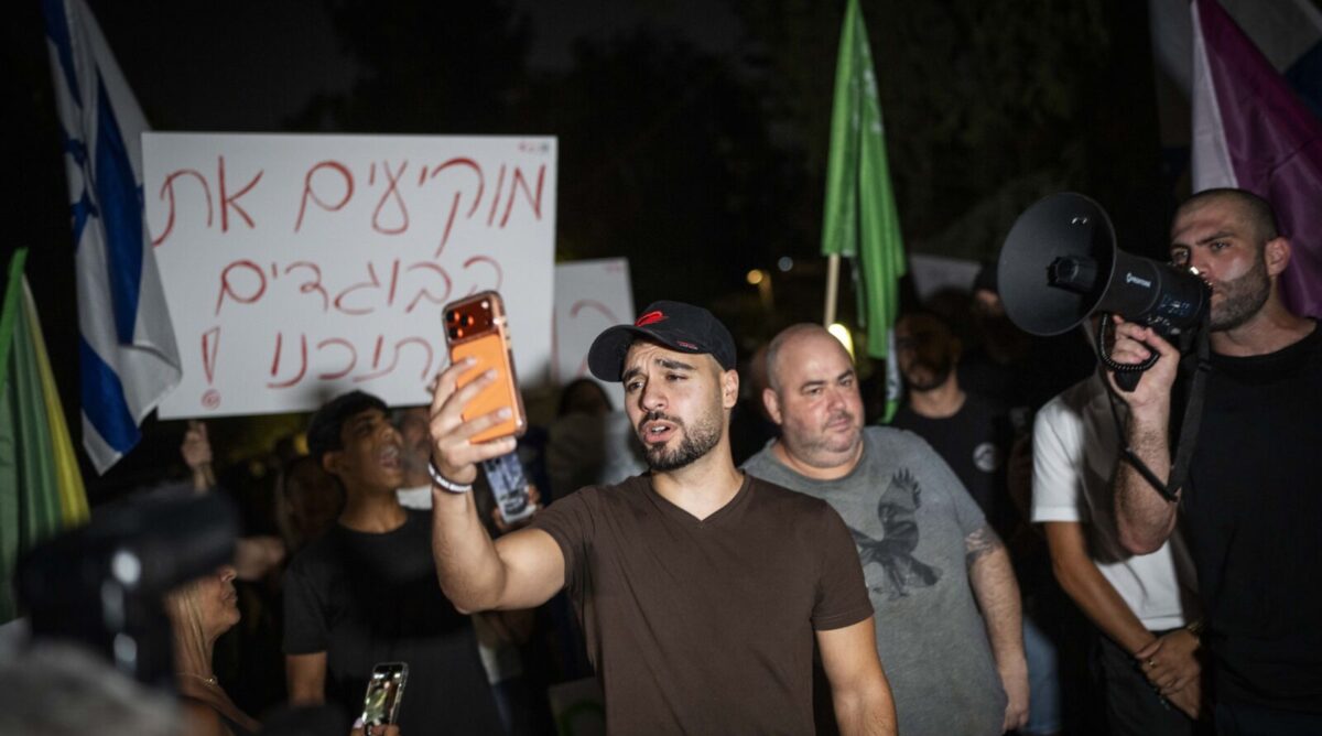 פעילי ימין קיצוני מול בית משפחת שור, סביון, 16.9.26 (צילום: אריק מרמור) פעילי ימין קיצוני מול בית משפחת שור, סביון, 16.9.26 (צילום: אריק מרמור)