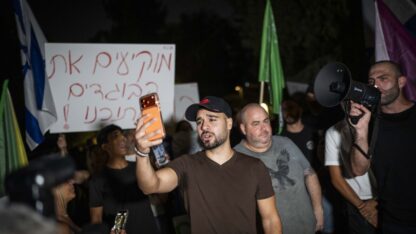פעילי ימין קיצוני מול בית משפחת שור, סביון, 16.9.26 (צילום: אריק מרמור) פעילי ימין קיצוני מול בית משפחת שור, סביון, 16.9.26 (צילום: אריק מרמור)