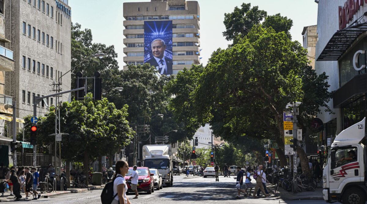 כרזה ענקית של רה"מ הנאשם ויו"ר הליכוד בנימין נתניהו משקיפה על תושבי תל-אביב, כחלק מקמפיין התעמולה של מפלגת השלטון לקראת הבחירות, 24.9.26 (צילום: אבשלום ששוני)