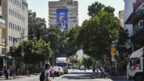 כרזת ענק בכיכובו של ראש הממשלה הנאשם בפלילים בנימין נתניהו, יו"ר הליכוד, משקיפה על תושבי תל-אביב כחלק מקמפיין התעמולה של מפלגת השלטון לקראת הבחירות. 24.9.2026 (צילום: אבשלום ששוני) כרזת ענק בכיכובו של ראש הממשלה הנאשם בפלילים בנימין נתניהו, יו"ר הליכוד, משקיפה על תושבי תל-אביב כחלק מקמפיין התעמולה של מפלגת השלטון לקראת הבחירות. 24.9.2026 (צילום: אבשלום ששוני)