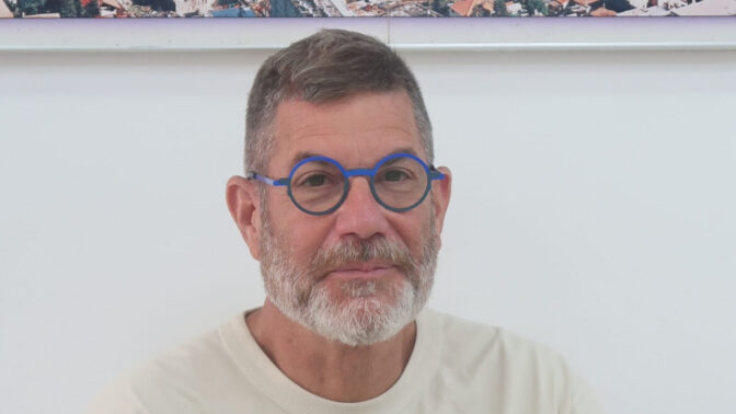 תנ"צ בדימוס ערן קמין לפני תחילת עדותו במשפט המו"לים, 14.9.2026 (צילום: אורן פרסיקו)