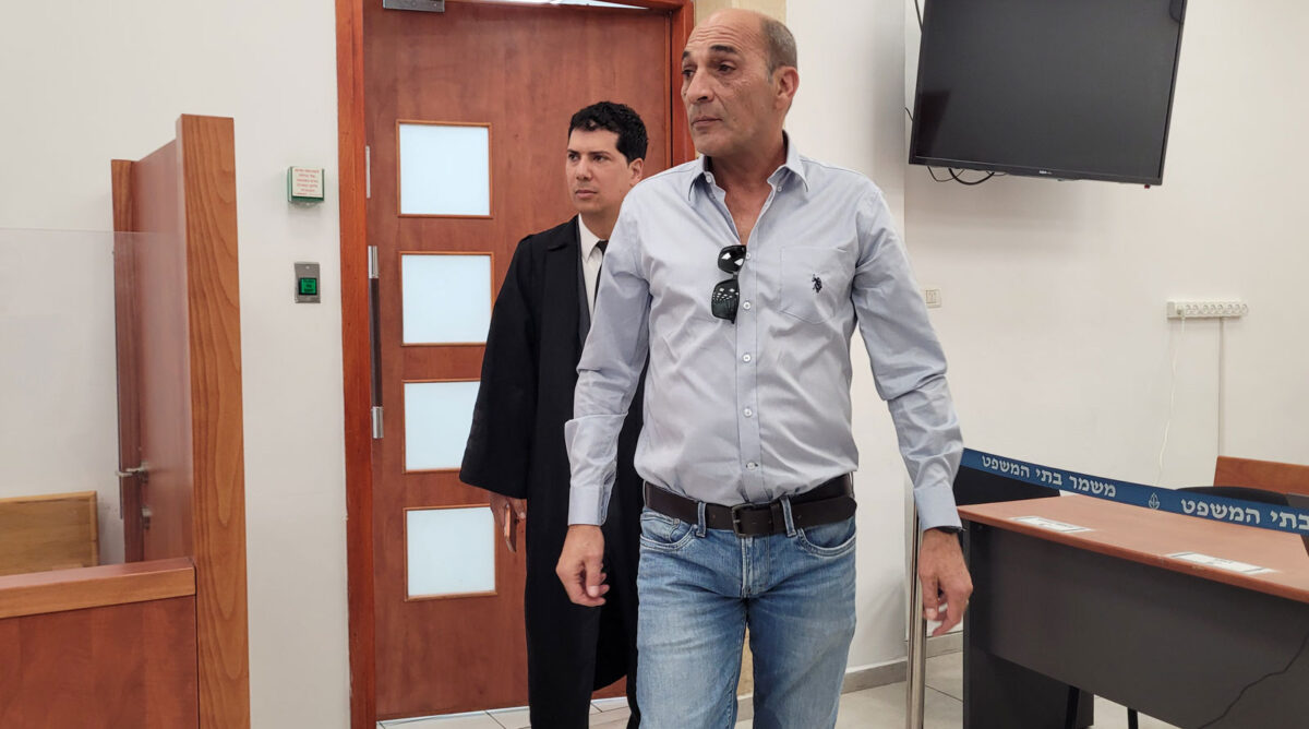 ניצב משנה בדימוס שמואל שרביט בפתח עדותו במשפט המו"לים. מאחור: עו"ד עמית חדד, סנגורו של הנאשם בנימין נתניהו. בית המשפט המחוזי בירושלים, 8.9.2026 (צילום: איתמר ב"ז) ניצב משנה בדימוס שמואל שרביט בפתח עדותו במשפט המו"לים. מאחור: עו"ד עמית חדד, סנגורו של הנאשם בנימין נתניהו. בית המשפט המחוזי בירושלים, 8.9.2026 (צילום: איתמר ב"ז)
