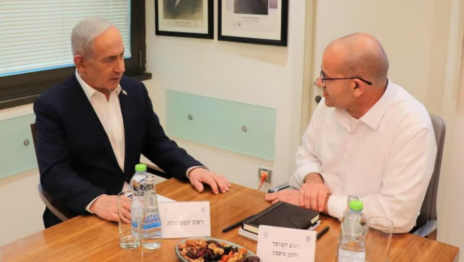 תמונה שהפיצה דוברות משרד ראש הממשלה ב-31 באוגוסט, בה נראים רה"מ הנאשם בנימין נתניהו (משמאל) עם ראש המוסד רומן גופמן, מזכירו הצבאי לשעבר, במטה המוסד תמונה שהפיצה דוברות משרד ראש הממשלה ב-31 באוגוסט, בה נראים רה"מ הנאשם בנימין נתניהו (משמאל) עם ראש המוסד רומן גופמן, מזכירו הצבאי לשעבר, במטה המוסד