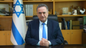 שר הביטחון ישראל כ"ץ מצלם תעמולת בחירות במשרד הממשלתי, 23.9.26 (צילום מסך)