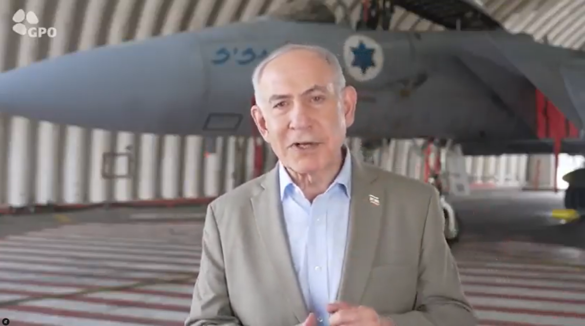 רה"מ הנאשם בנימין נתניהו, צילום מסך מסרטון תעמולת בחירות של הליכוד שצולם על-ידי לשכת העיתונות הממשלתית בבסיס של חיל-האוויר, 29.9.26 רה"מ הנאשם בנימין נתניהו, צילום מסך מסרטון תעמולת בחירות של הליכוד שצולם על-ידי לשכת העיתונות הממשלתית בבסיס של חיל-האוויר, 29.9.26
