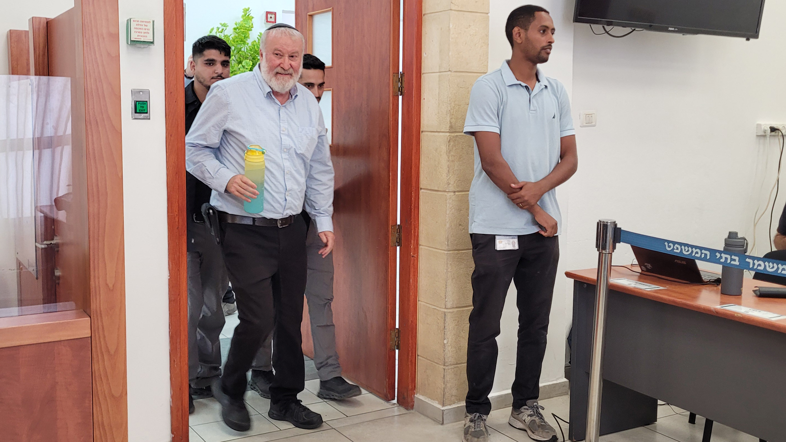 אביחי מנדלבליט בפתח יום עדותו השישי. בית המשפט המחוזי בירושלים, 25.10.2026 (צילום: איתמר ב"ז) אביחי מנדלבליט בפתח יום עדותו השישי. בית המשפט המחוזי בירושלים, 25.10.2026 (צילום: איתמר ב"ז)