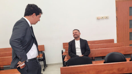 איתן כבל עם עו"ד עמית חדד, סנגורו של בנימין נתניהו, בפתח יום העדות השני של כבל במשפט המו"לים. בית המשפט המחוזי בירושלים, 5.10.2026 (צילום: איתמר ב"ז)