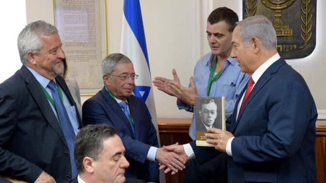 רה"מ בנימין נתניהו עם נציגי מכון ז'בוטינסקי בישיבת הממשלה השבועית, 8.7.2018 (צילום: עמוס בן-גרשום, לע"מ) רה"מ בנימין נתניהו עם נציגי מכון ז'בוטינסקי בישיבת הממשלה השבועית, 8.7.2018 (צילום: עמוס בן-גרשום, לע"מ)