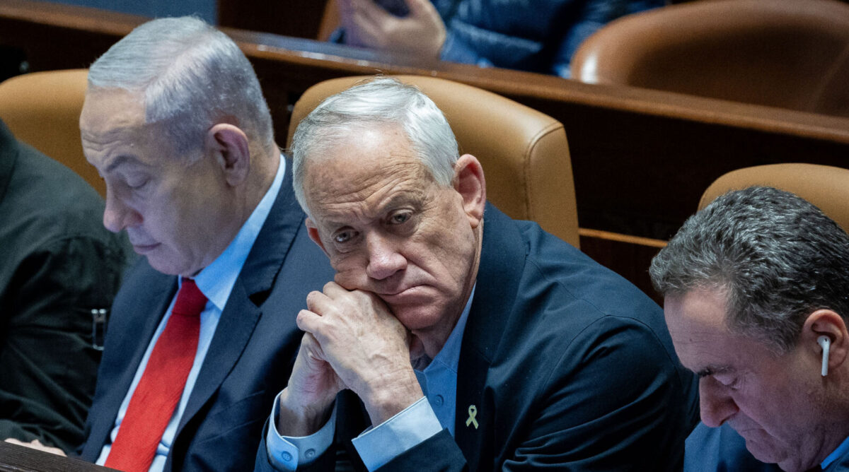בני גנץ (במרכז התמונה. צילום: יונתן זינדל) בני גנץ (במרכז התמונה. צילום: יונתן זינדל)