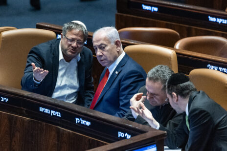 השר איתמר בן-גביר עם ראש הממשלה בנימין נתניהו במליאת הכנסת, מרץ 2025. משמאל: ישראל כץ (צילום: חיים גולדברג)