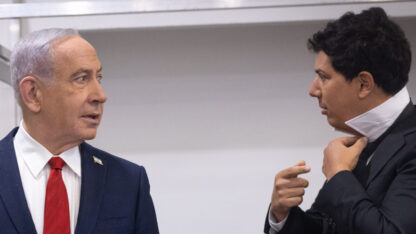 רה"מ הנאשם בנימין נתניהו לפני עוד יום עדות במשפטו הפלילי. לצידו מימין: עורך-דינו עמית חדד; ביהמ"ש המחוזי בירושלים, 16.9.26 (צילום: מרים אלסטר) רה"מ הנאשם בנימין נתניהו לפני עוד יום עדות במשפטו הפלילי. לצידו מימין: עורך-דינו עמית חדד; ביהמ"ש המחוזי בירושלים, 16.9.26 (צילום: מרים אלסטר)