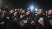 אלפי גברים חרדים מחסידות גור מפגינים מחוץ לכלא הצבאי במחנה בית ליד, במחאה על מעצר תלמידי ישיבה עריקים, 20.7.26 (צילום: טל גל)