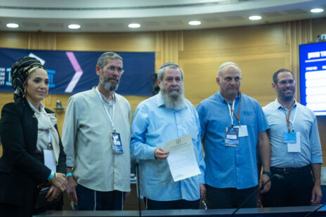 חברי מפלגת נעם מגישים את רשימת המפלגה לוועדת הבחירות לקראת הבחירות לכנסת ה-26. במרכז: ח"כ אבי מעוז; 8.9.26 (צילום: יונתן זינדל) חברי מפלגת נעם מגישים את רשימת המפלגה לוועדת הבחירות לקראת הבחירות לכנסת ה-26. במרכז: ח"כ אבי מעוז; 8.9.26 (צילום: יונתן זינדל)