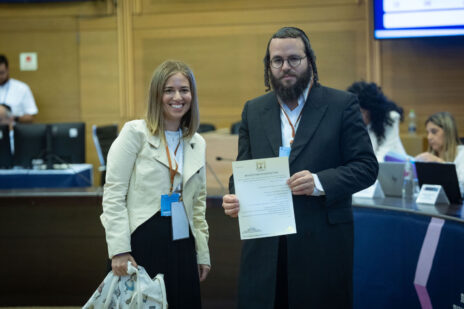 מוטי לייטנר וד"ד נחומי יפה מגישים את רשימת הציבור-החרדי לרשם המפלגות, 8.9.26 (צילום: יונתן זינדל) מוטי לייטנר וד"ד נחומי יפה מגישים את רשימת הציבור-החרדי לרשם המפלגות, 8.9.26 (צילום: יונתן זינדל)
