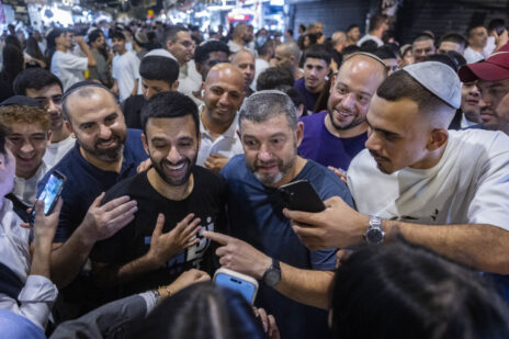 יו"ר מפלגת עמך-ישראל עופר וינטר (במרכז) ומס' 2 שלו יוסף חדאד (משמאל) בסיור בחירות בשוק מחנה-יהודה בירושלים, 17.9.26 (צילום: חיים גולדברג) יו"ר מפלגת עמך-ישראל עופר וינטר (במרכז) ומס' 2 שלו יוסף חדאד (משמאל) בסיור בחירות בשוק מחנה-יהודה בירושלים, 17.9.26 (צילום: חיים גולדברג)
