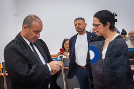 ח"כ איתן כבל (במרכז) מגיע ליום עדותו הראשון במשפט המו"לים. לצידו: עו"ד שרון קלינמן ועו"ד ז'ק חן, 4.10.26 (צילום: חיים גולדברג) ח"כ איתן כבל (במרכז) מגיע ליום עדותו הראשון במשפט המו"לים. לצידו: עו"ד שרון קלינמן ועו"ד ז'ק חן, 4.10.26 (צילום: חיים גולדברג)