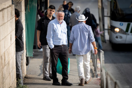 אביחי מנדלבליט מחוץ לבית המשפט המחוזי בירושלים בסיום יום עדותו הראשון במשפט נתניהו (צילום: חיים גולדברג) אביחי מנדלבליט מחוץ לבית המשפט המחוזי בירושלים בסיום יום עדותו הראשון במשפט נתניהו (צילום: חיים גולדברג)