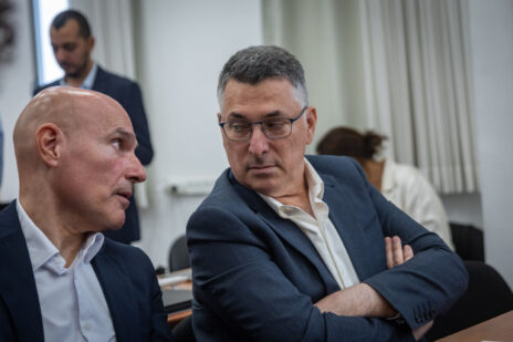 שר החוץ גדעון סער (מימין) וראש לשכת עורכי הדין לשעבר אפי נוה, לפני תחילת עדותו של היועץ המשפטי לשעבר אביחי מנדלבליט במשפט המו"לים, ביהמ"ש המחוזי בירושלים, 11.10.26 (צילום: חיים גולדברג) שר החוץ גדעון סער (מימין) וראש לשכת עורכי הדין לשעבר אפי נוה, לפני תחילת עדותו של היועץ המשפטי לשעבר אביחי מנדלבליט במשפט המו"לים, ביהמ"ש המחוזי בירושלים, 11.10.26 (צילום: חיים גולדברג)