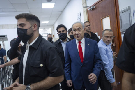 נאשם מס' 1, רה"מ בנימין נתניהו, לפני תחילת עדותו של היועץ המשפטי לשעבר אביחי מנדלבליט במשפט המו"לים, ביהמ"ש המחוזי בירושלים, 11.10.26 (צילום: חיים גולדברג) נאשם מס' 1, רה"מ בנימין נתניהו, לפני תחילת עדותו של היועץ המשפטי לשעבר אביחי מנדלבליט במשפט המו"לים, ביהמ"ש המחוזי בירושלים, 11.10.26 (צילום: חיים גולדברג)