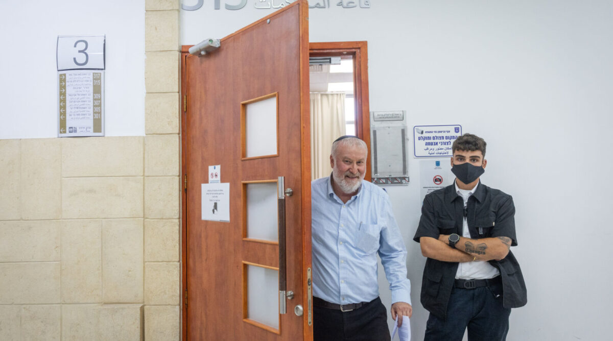 היועץ המשפטי לשעבר אביחי מנדלבליט מגיע ליום עדותו הראשון במשפט המו"לים, ביהמ"ש המחוזי בירושלים, 11.10.26 (צילום: חיים גולדברג) היועץ המשפטי לשעבר אביחי מנדלבליט מגיע ליום עדותו הראשון במשפט המו"לים, ביהמ"ש המחוזי בירושלים, 11.10.26 (צילום: חיים גולדברג)